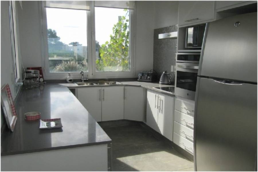 Punta del Este, Maldonado, Uruguay, 4 Bedrooms Bedrooms, ,2 BathroomsBathrooms,Casas,Temporario,41640