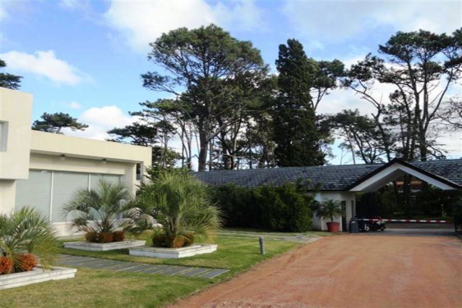 Punta del Este, Maldonado, Uruguay, 4 Bedrooms Bedrooms, ,5 BathroomsBathrooms,Casas,Temporario,41703