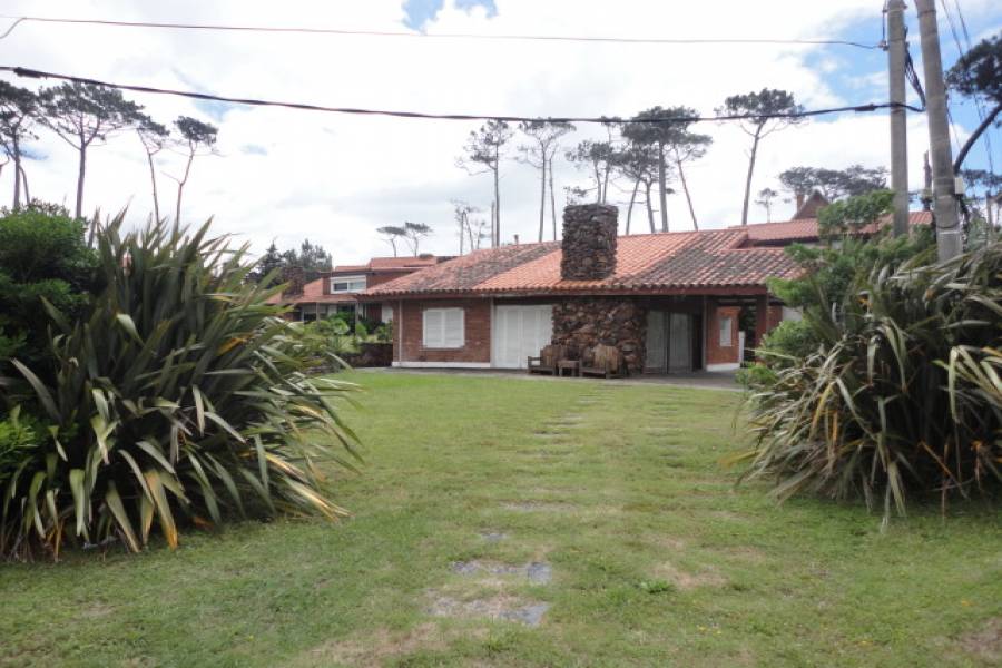 Punta del Este, Maldonado, Uruguay, 4 Bedrooms Bedrooms, ,3 BathroomsBathrooms,Casas,Temporario,41733