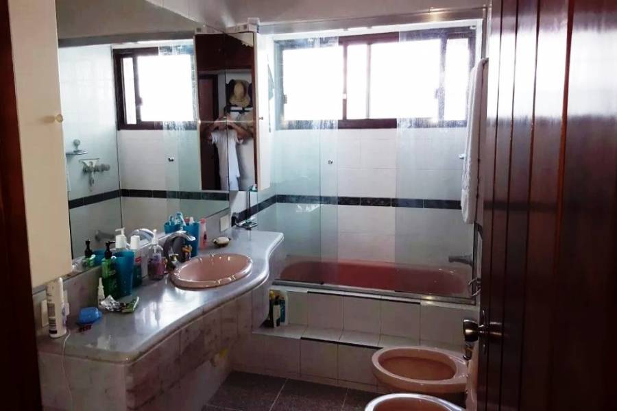 Punta del Este, Maldonado, Uruguay, 6 Bedrooms Bedrooms, ,2 BathroomsBathrooms,Casas,Venta,41878
