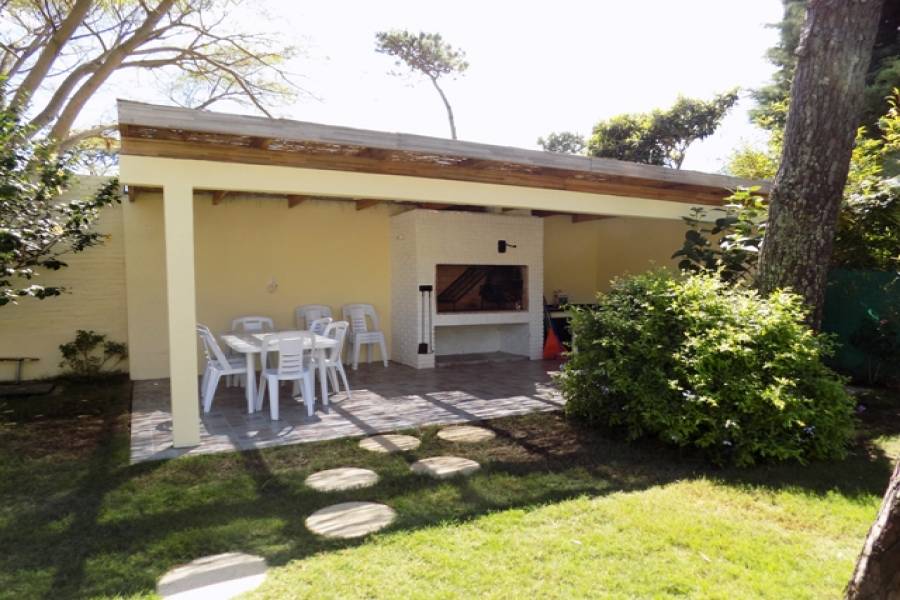 Punta del Este, Maldonado, Uruguay, 4 Bedrooms Bedrooms, ,3 BathroomsBathrooms,Casas,Venta,42138