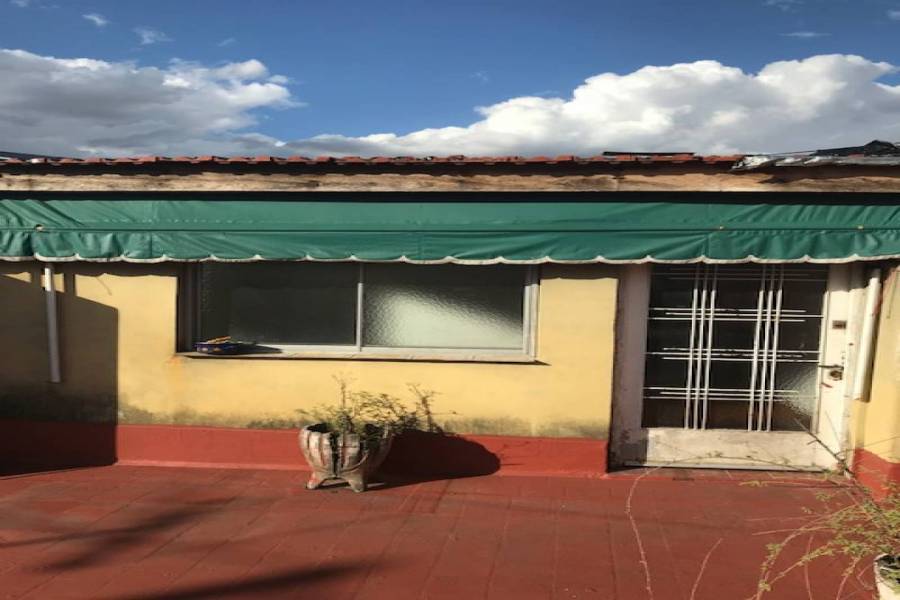 Quincho con ventanas y amplia parrilla