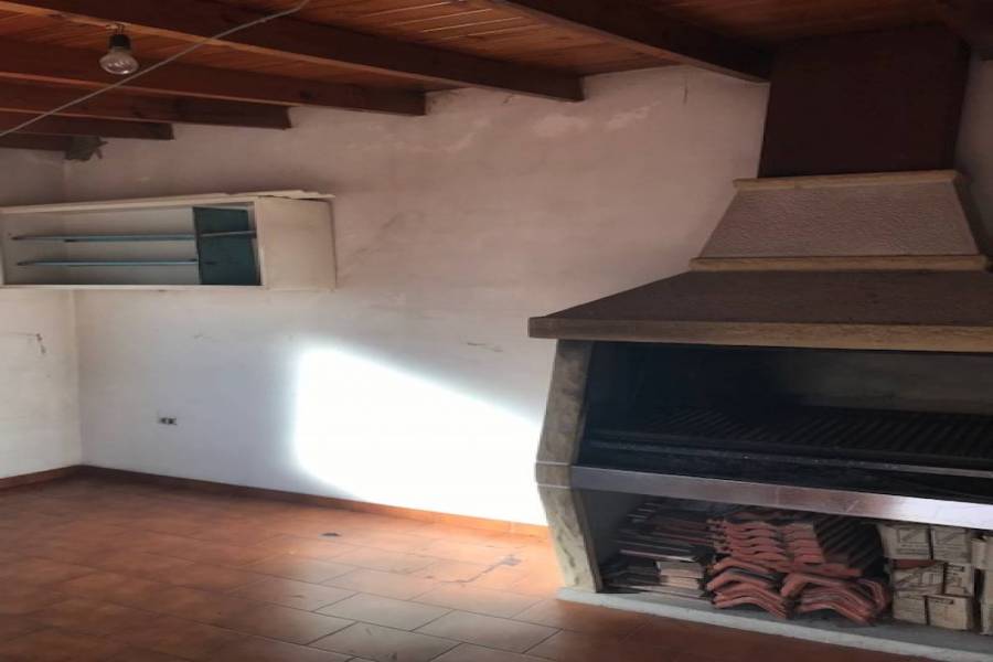 En su interior amplia parrilla con tiraje el exterior