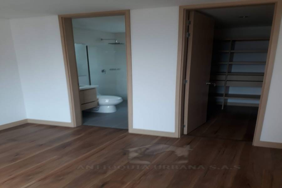 alcoba principal con baño y vestier