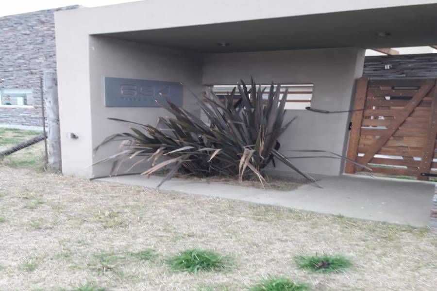 TRENQUE LAUQUEN, Buenos Aires, Argentina, 2 Habitaciones Habitaciones, ,1 BañoBathrooms,Casas,Venta,PASAJE ARGENTINO ,42624
