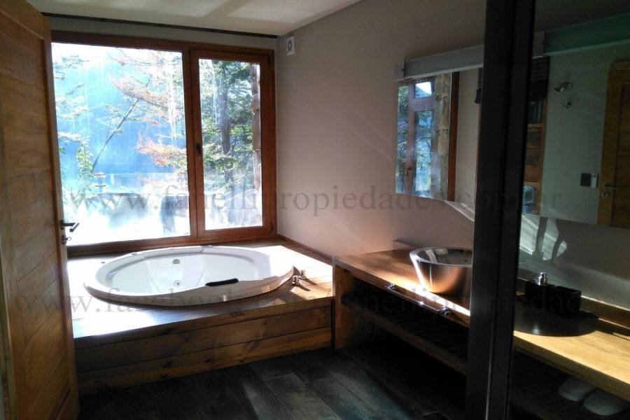 Villa La Angostura,Neuquén,Argentina,4 Bedrooms Bedrooms,5 BathroomsBathrooms,Casas,5250