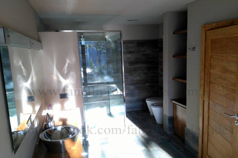 Villa La Angostura,Neuquén,Argentina,4 Bedrooms Bedrooms,5 BathroomsBathrooms,Casas,5250