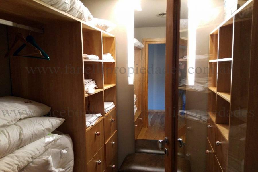 Villa La Angostura,Neuquén,Argentina,4 Bedrooms Bedrooms,5 BathroomsBathrooms,Casas,5250