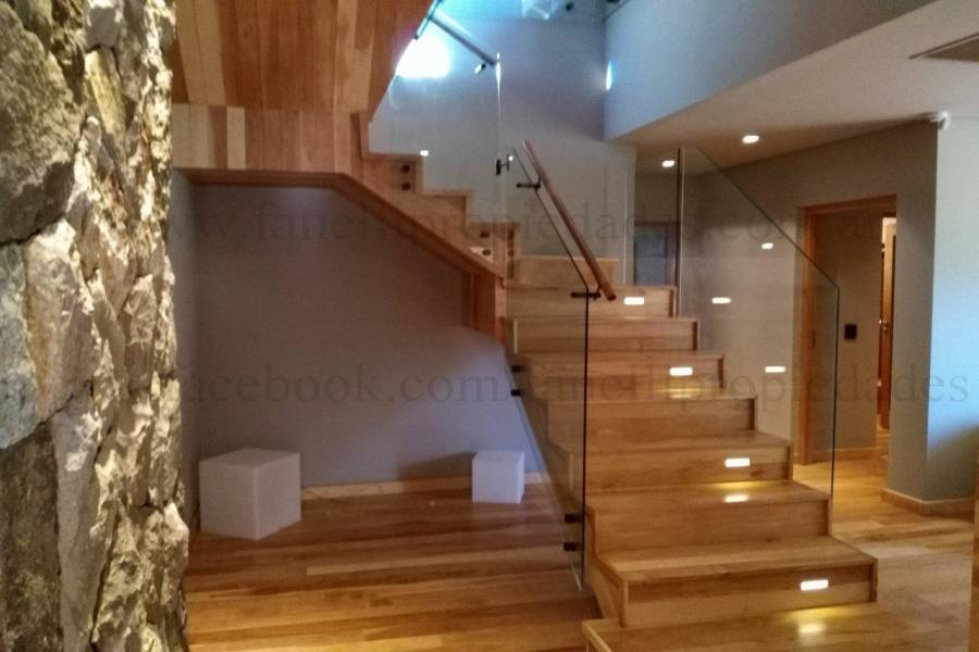 Villa La Angostura,Neuquén,Argentina,4 Bedrooms Bedrooms,5 BathroomsBathrooms,Casas,5250