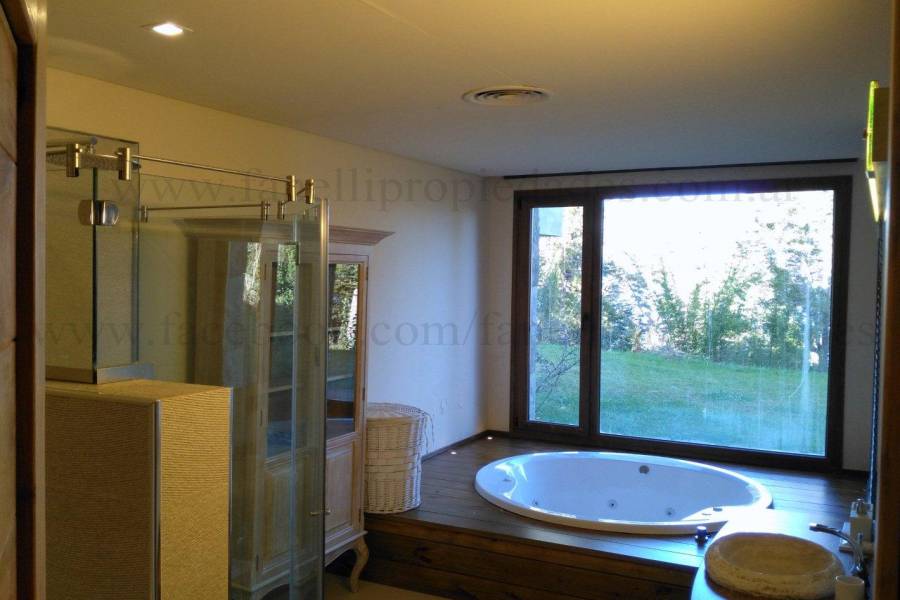 Villa La Angostura,Neuquén,Argentina,4 Bedrooms Bedrooms,5 BathroomsBathrooms,Casas,5250