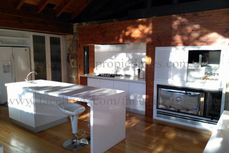 Villa La Angostura,Neuquén,Argentina,4 Bedrooms Bedrooms,5 BathroomsBathrooms,Casas,5250