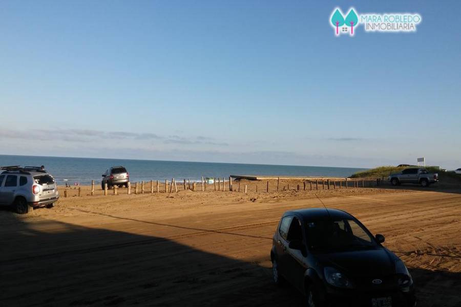 Pinamar,Buenos Aires,Argentina,4 Bedrooms Bedrooms,3 BathroomsBathrooms,Apartamentos,AV. MAR ,5744