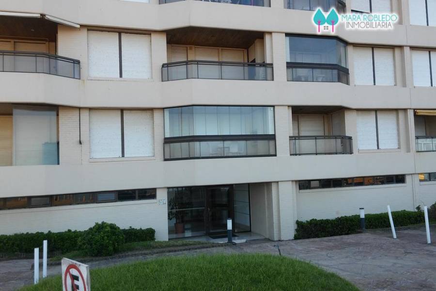 Pinamar,Buenos Aires,Argentina,4 Bedrooms Bedrooms,3 BathroomsBathrooms,Apartamentos,AV. MAR ,5744