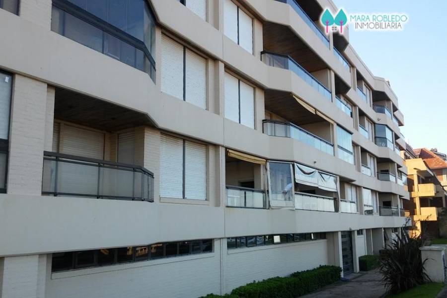Pinamar,Buenos Aires,Argentina,4 Bedrooms Bedrooms,3 BathroomsBathrooms,Apartamentos,AV. MAR ,5744
