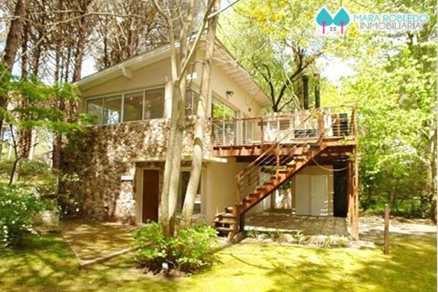 Carilo,Buenos Aires,Argentina,3 Bedrooms Bedrooms,3 BathroomsBathrooms,Casas,ALMENDRO Y REYESUELO,5887