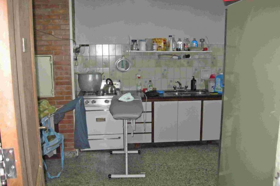 Moron,Buenos Aires,Argentina,2 Bedrooms Bedrooms,1 BañoBathrooms,Casas,MAXIMO PAZ ,6158