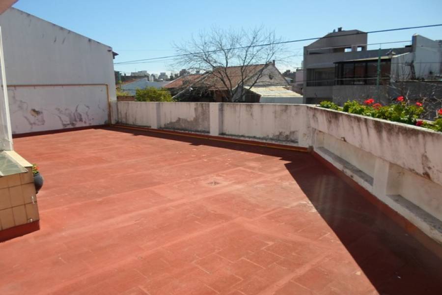 Flores,Capital Federal,Argentina,2 Bedrooms Bedrooms,1 BañoBathrooms,Casas,LAUTARO AL 1000,6216