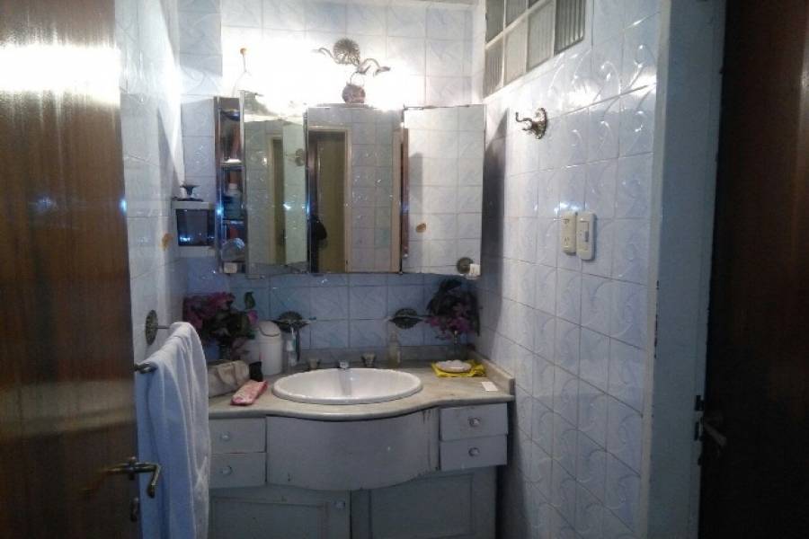 Flores,Capital Federal,Argentina,3 Bedrooms Bedrooms,1 BañoBathrooms,Casas,SAN PEDRITO ,6245