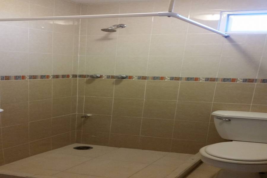 Baño completamente enlosetado con agua fría y caliente