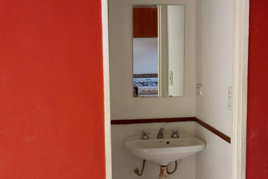 Hurlingham, Buenos Aires, Argentina, 2 Habitaciones Habitaciones, ,2 BathroomsBathrooms,Duplex-Triplex,Venta,GUEMES,1,7431