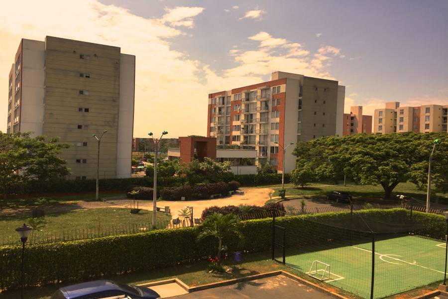Cancha múltiple y edificios alrededor