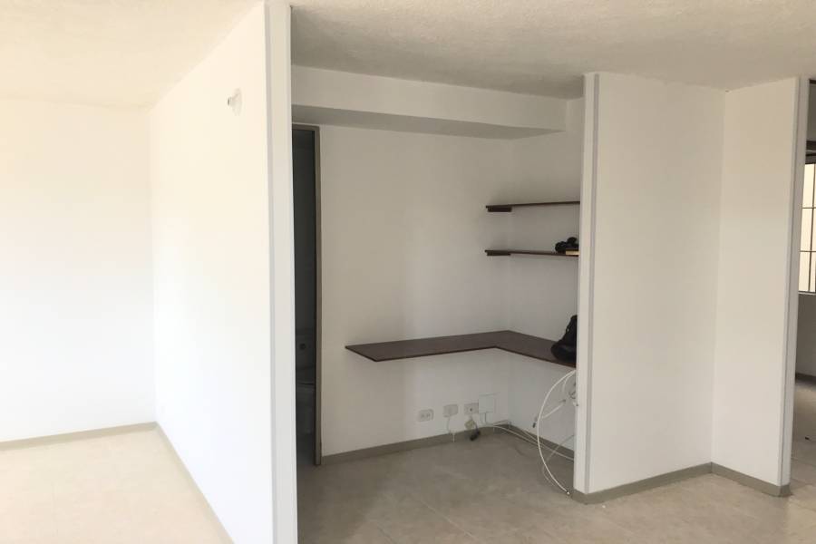 Estudio con mueble escritorio