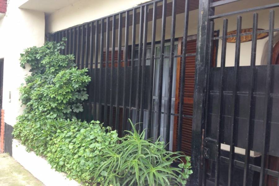 Hurlingham, Buenos Aires, Argentina, ,Chalets,Venta,CANUELAS ,1,7632