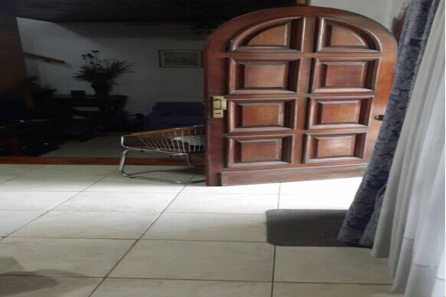 Hurlingham, Buenos Aires, Argentina, ,Chalets,Venta,CANUELAS ,1,7632