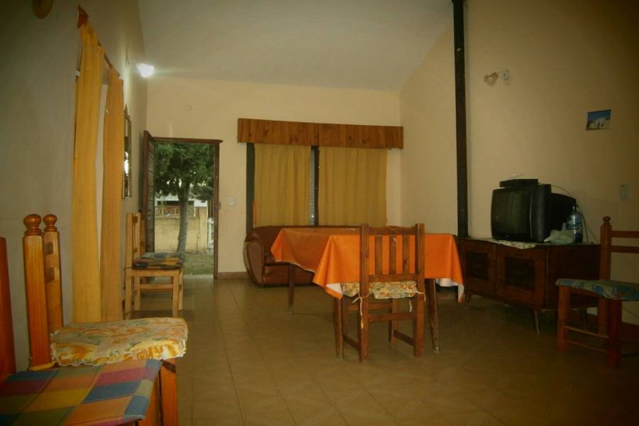 Mar del Tuyu,Buenos Aires,Argentina,2 Bedrooms Bedrooms,1 BañoBathrooms,Casas,58 Nº592 entre (5 y 6),7664