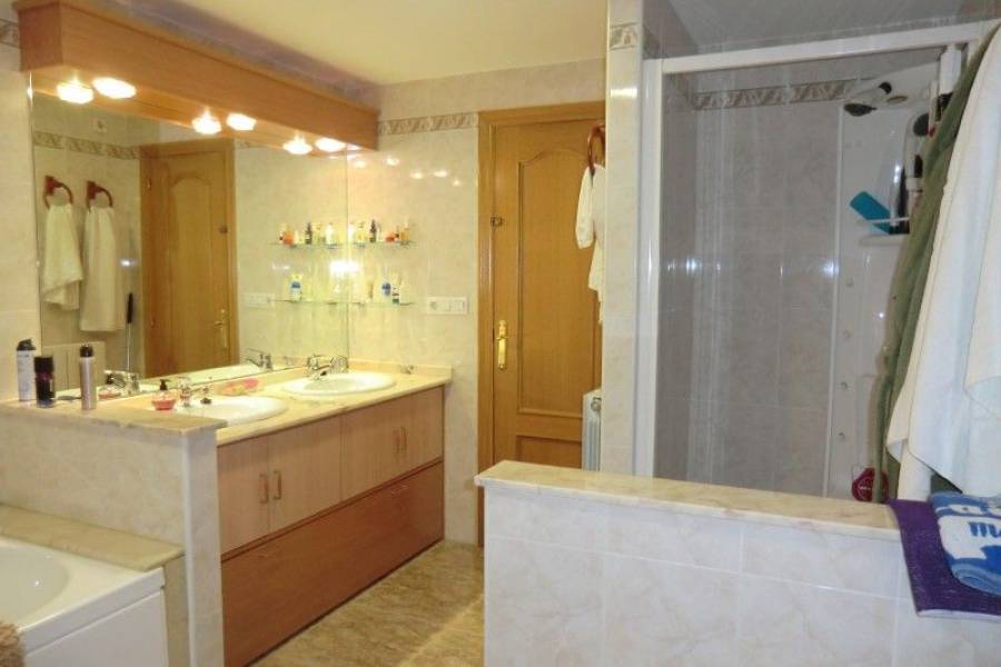 Alicante,Alicante,España,4 Bedrooms Bedrooms,3 BathroomsBathrooms,Cabañas-bungalows,7898