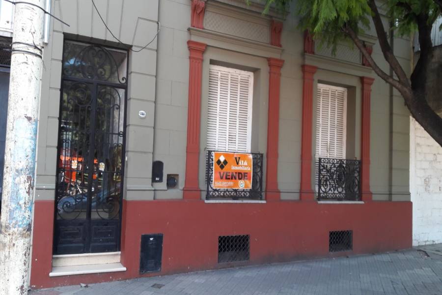 VENTA casa Antigua Av de Mayo 844: 8 habitaciones, 3 baños, cocina, recepción, estar, lote 460 m2, 320 m2 cubiertos. ATENCIÓN INVERSORES única en el mercado. Ideal profesionales, instituciones