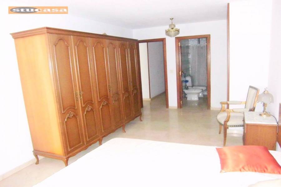 Alicante,Alicante,España,4 Bedrooms Bedrooms,2 BathroomsBathrooms,Pisos,8211