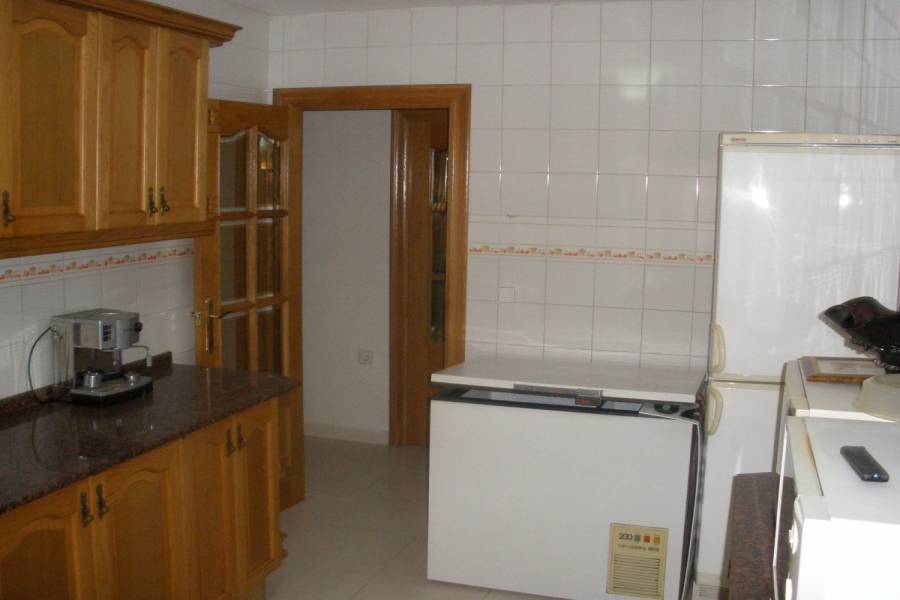 Alicante,Alicante,España,4 Bedrooms Bedrooms,1 BañoBathrooms,Pisos,8262