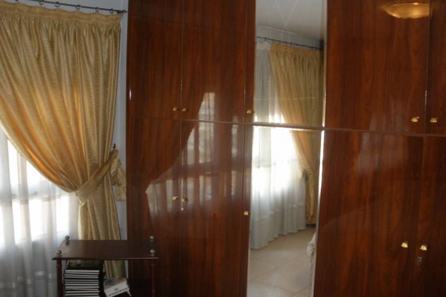 Alicante,Alicante,España,4 Bedrooms Bedrooms,1 BañoBathrooms,Pisos,8262