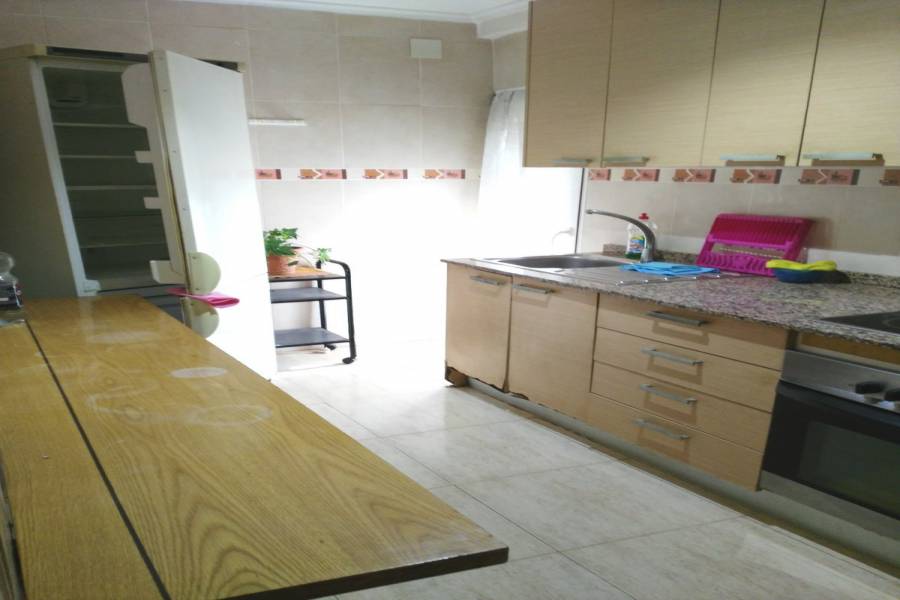Alicante,Alicante,España,3 Bedrooms Bedrooms,1 BañoBathrooms,Pisos,8274