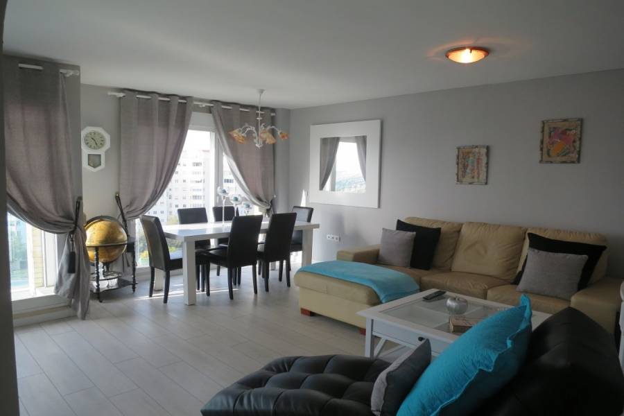 Alicante,Alicante,España,4 Bedrooms Bedrooms,2 BathroomsBathrooms,Pisos,8278