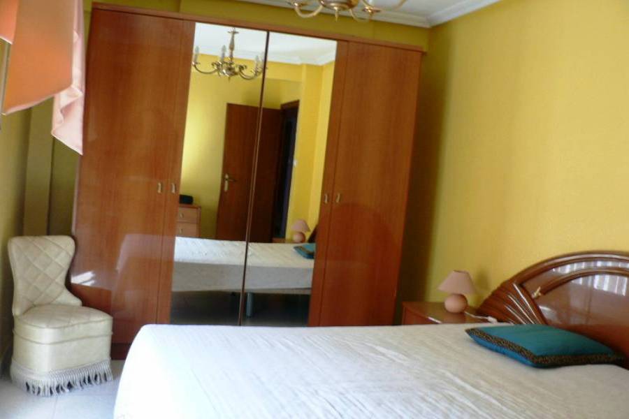 Alicante,Alicante,España,4 Bedrooms Bedrooms,1 BañoBathrooms,Pisos,8651